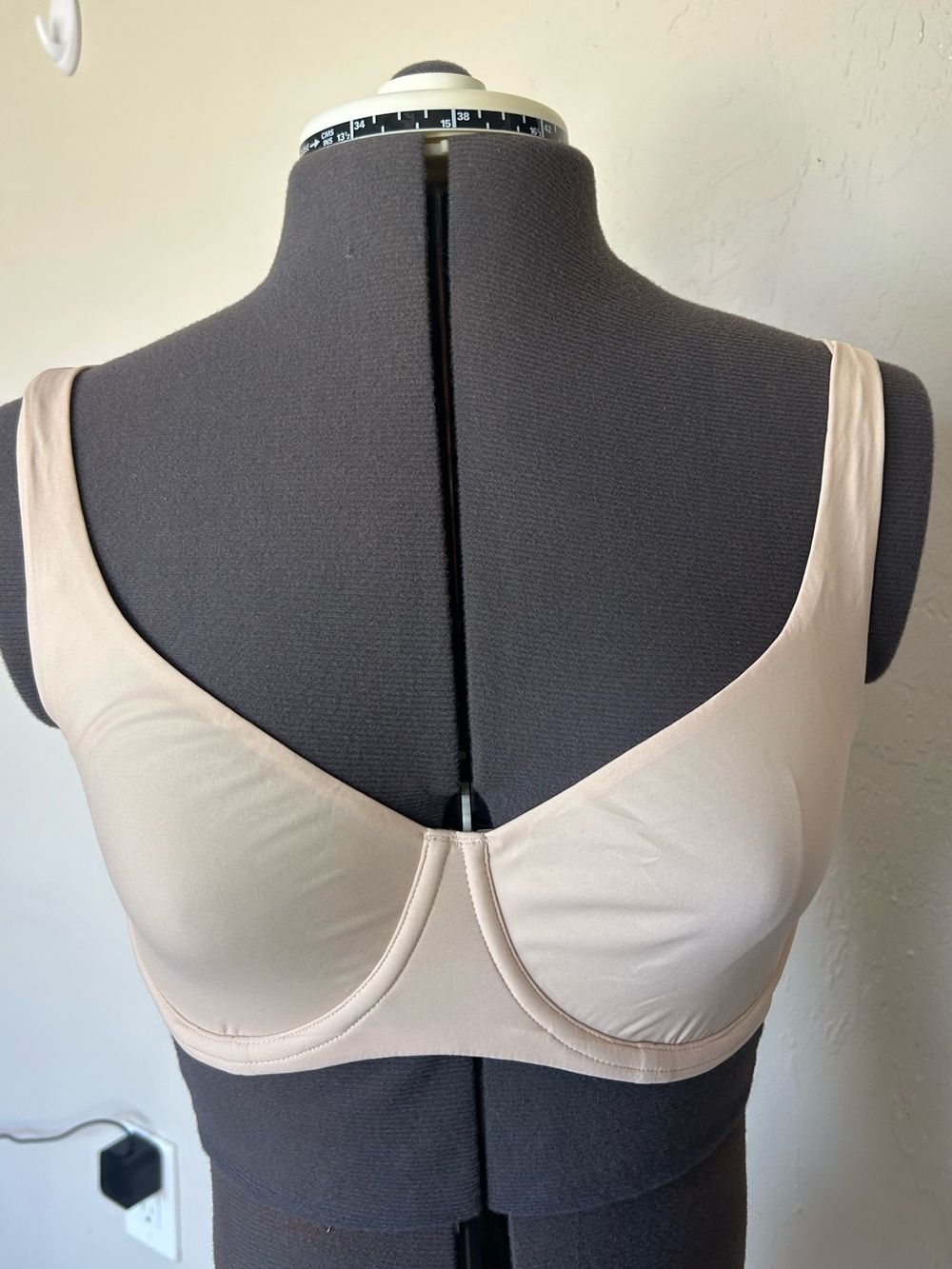 DOBREVA Underwired Sports Bra 32DD Beige Hook & Eye Back Closure (1982)